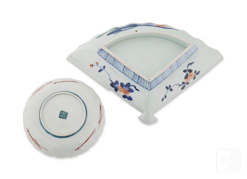 AN IMARI CIRCULAR DISH AND AN IMARI FAN-FORM DISH  JAPAN, EDO PERIOD, 18TH CENTURY - 图3